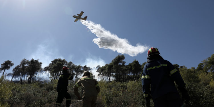 Πυρκαγιά στην Κερατέα – Εκκενώνεται οικισμός
