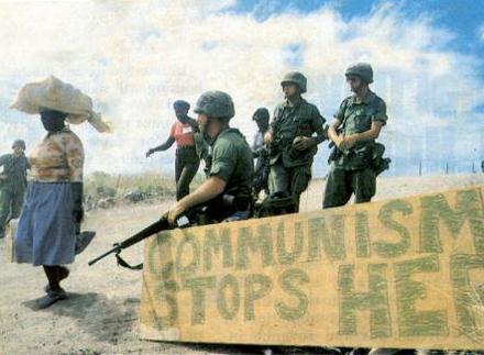 1983: 1.800 αμερικανοί πεζοναύτες, υποστηριζόμενοι από 300 στρατιώτες αγγλόφωνων νήσων της Καραϊβικής, εισβάλουν στο νησί της Γρενάδας.