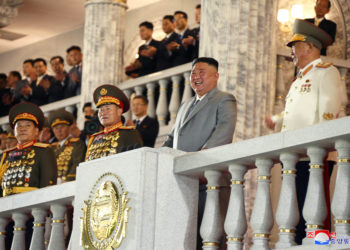 Η Βόρεια Κορέα εμφάνισε τον μεγαλύτερο ICBM που κατασκεύασε ποτέ! (pics)