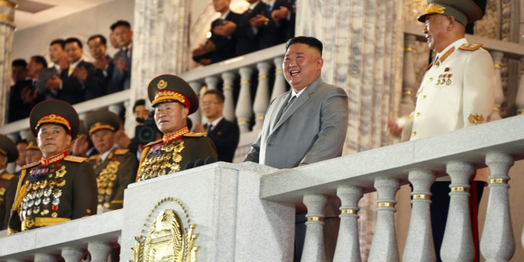 Η Βόρεια Κορέα εμφάνισε τον μεγαλύτερο ICBM που κατασκεύασε ποτέ! (pics)