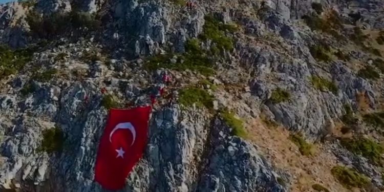 Τους «χάλασε» η ελληνική σημαία στο Καστελλόριζο – Ύψωσαν τουρκική απέναντι από τα Ίμια (vid)