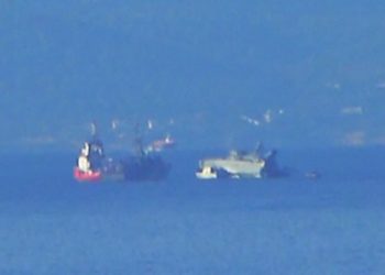 Θρίλερ με το ναρκοθηρευτικό «Καλλιστώ» – Πήρε μεγάλη κλίση μετά τη σύγκρουση με εμπορικό πλοίο κοντά στη Σαλαμίνα