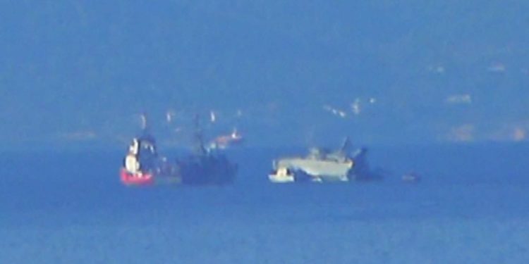 Θρίλερ με το ναρκοθηρευτικό «Καλλιστώ» – Πήρε μεγάλη κλίση μετά τη σύγκρουση με εμπορικό πλοίο κοντά στη Σαλαμίνα