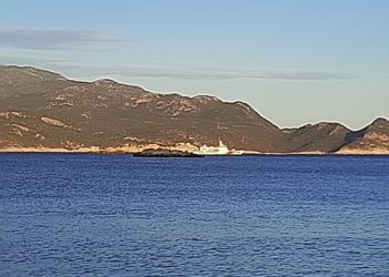 Τόσο τους ενόχλησε η ελληνική σημαία: Τουρκική ακταιωρός κόβει βόλτες μπροστά στο Καστελλόριζο