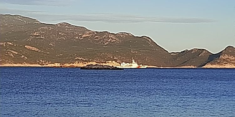 Τόσο τους ενόχλησε η ελληνική σημαία: Τουρκική ακταιωρός κόβει βόλτες μπροστά στο Καστελλόριζο