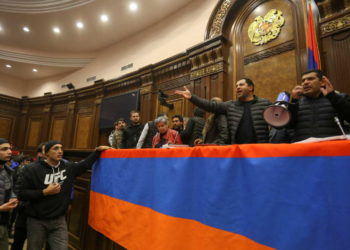 Οργή λαού στην Αρμενία για την «συνθηκολόγηση» με το Αζερμπαϊτζάν – Εισβολή εξαγριωμένου πλήθους στη Βουλή (pics, vid)