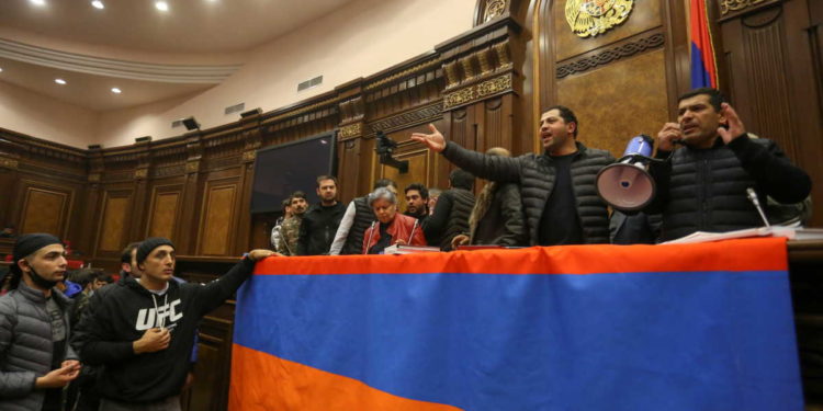 Οργή λαού στην Αρμενία για την «συνθηκολόγηση» με το Αζερμπαϊτζάν – Εισβολή εξαγριωμένου πλήθους στη Βουλή (pics, vid)