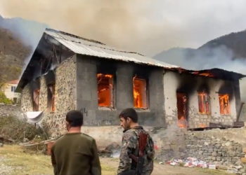 Ναγκόρνο Καραμπάχ: Αρμένιοι πυρπολούν τα σπίτια τους – «Δεν τα αφήνουμε στα χέρια των Τούρκων»