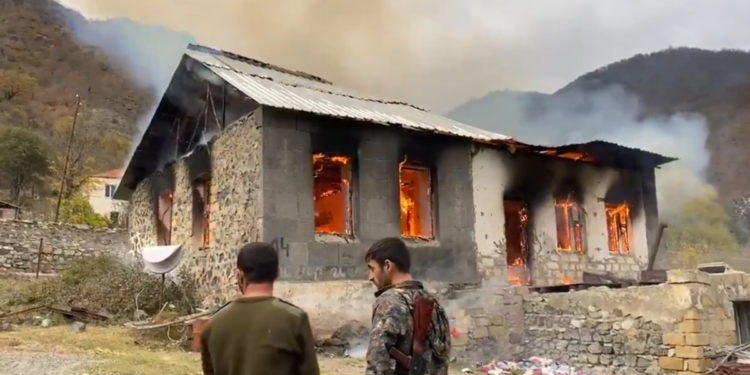 Ναγκόρνο Καραμπάχ: Αρμένιοι πυρπολούν τα σπίτια τους – «Δεν τα αφήνουμε στα χέρια των Τούρκων»
