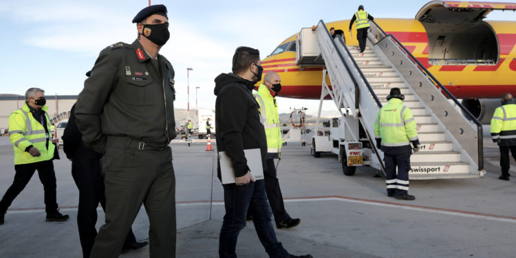 Έφτασε στην Αθήνα η πρώτη μεγάλη παρτίδα δόσεων του εμβολίου της Pfizer / BioNTech