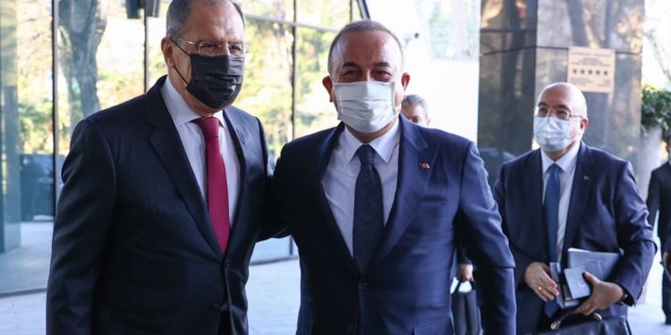 Τσαβούσογλου ενώπιον Λαβρόφ: Παράνομες οι κυρώσεις των ΗΠΑ για τους S-400