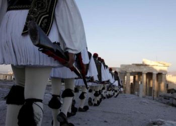 Ο ΥΦΕΘΑ Αλκιβιάδης Στεφανής θυμίζει την ημέρα που το περιοδικό Life υποκλίθηκε στον Έλληνα Εύζωνα