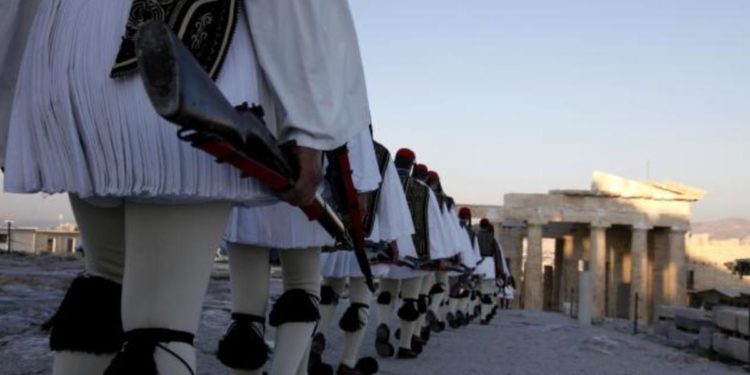 Ο ΥΦΕΘΑ Αλκιβιάδης Στεφανής θυμίζει την ημέρα που το περιοδικό Life υποκλίθηκε στον Έλληνα Εύζωνα