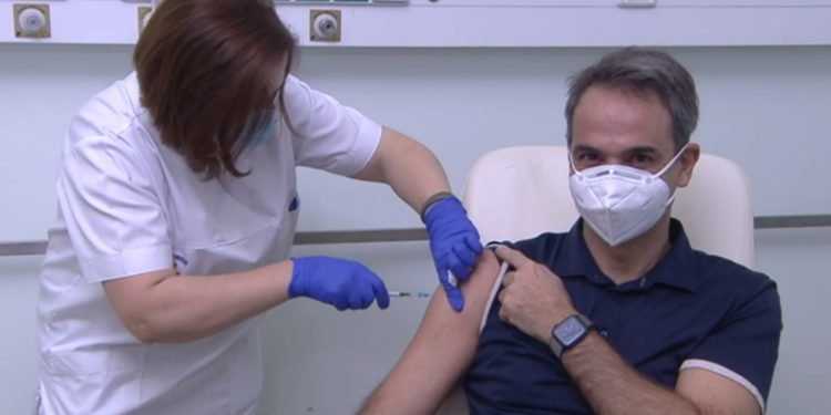 Κορονοϊός: Εμβολιάστηκε ο πρωθυπουργός Κυριάκος Μητσοτάκης