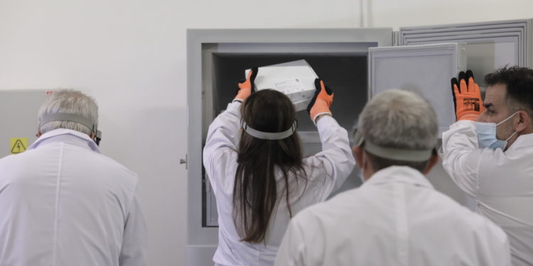 Στην Αθήνα τα πρώτα εμβόλια της Pfizer – Υπ’ ατμόν η «επιχείρηση Ελευθερία» – Όλα όσα πρέπει να γνωρίζετε