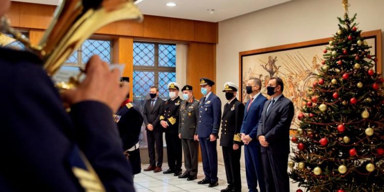 Η ηγεσία του ΥΠΕΘΑ παρακολούθησε εκδήλωση από την Διακλαδική Μπάντα των ΕΔ [vid]