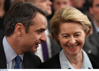 Politico: Πιστοποητικό εμβολιασμού για την ελεύθερη διακίνηση πολιτών στην ΕΕ προτείνει ο Μητσοτάκης στην Ντερ Λάιεν