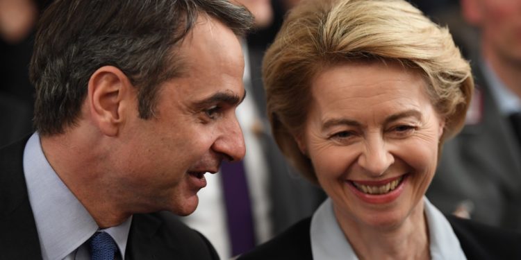 Politico: Πιστοποητικό εμβολιασμού για την ελεύθερη διακίνηση πολιτών στην ΕΕ προτείνει ο Μητσοτάκης στην Ντερ Λάιεν