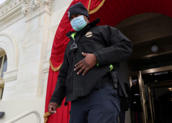 Γερουσία: Θα τιμήσει αστυνομικό που προστάτευσε πολιτικούς κατά την εισβολή στο Καπιτώλιο