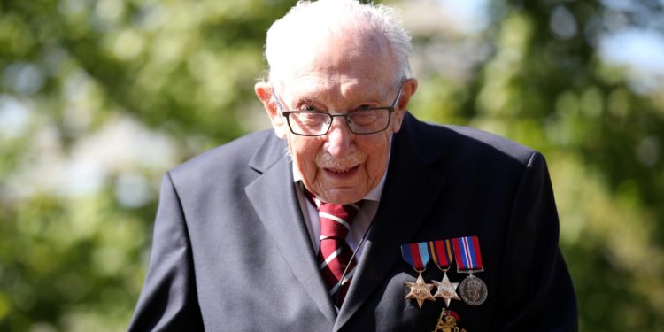 Η Βρετανία κλίνει ευλαβικά το γόνυ στον βετεράνο λοχαγό Σερ Τομ Μουρ [pics]