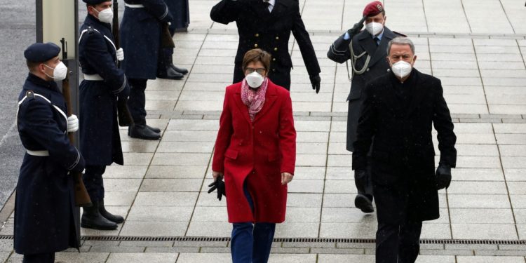 Καρενμπάουερ: Σημαντικός εταίρος η Τουρκία – Να αποφευχθεί νέα επιδείνωση στη Μεσόγειο