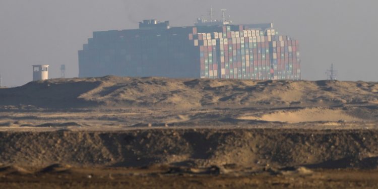 Διώρυγα του Σουέζ: Αποκολλήθηκε το Ever Given! [pics, vid]