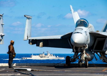 Εντυπωσιακές εικόνες: Συνεκπαίδευση ελληνικών και αμερικανικών δυνάμεων της Δύναμης Κρούσης του Eisenhower