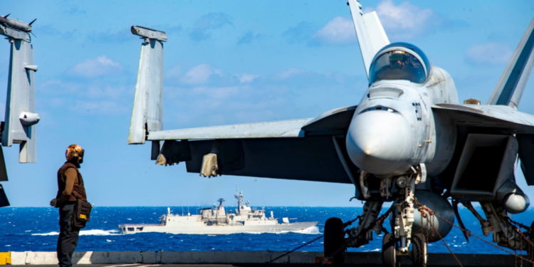 Εντυπωσιακές εικόνες: Συνεκπαίδευση ελληνικών και αμερικανικών δυνάμεων της Δύναμης Κρούσης του Eisenhower