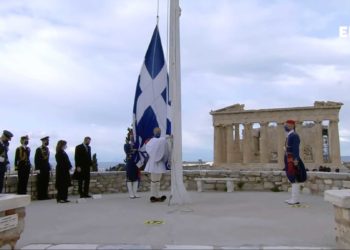 Παρουσία της Προέδρου της Δημοκρατίας και του πρωθυπουργού η τελετή έπαρσης της σημαίας στον Ιερό Βράχο της Ακρόπολης
