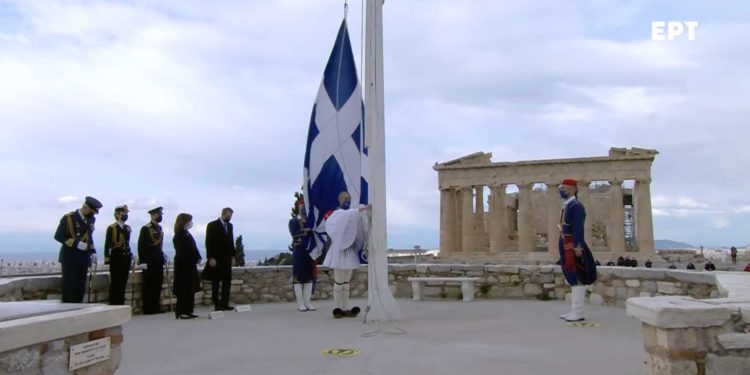 Παρουσία της Προέδρου της Δημοκρατίας και του πρωθυπουργού η τελετή έπαρσης της σημαίας στον Ιερό Βράχο της Ακρόπολης