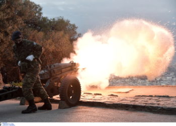 25η Μαρτίου: Ξεκίνησαν οι εορτασμοί με 21 κανονιοβολισμούς από τον Λυκαβηττό [pics]
