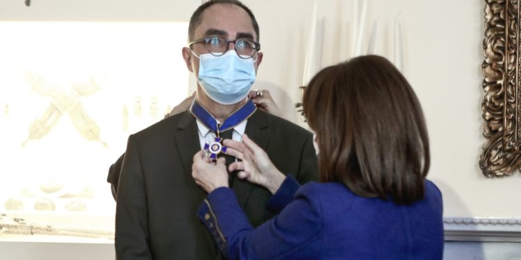 Η Πρόεδρος της Δημοκρατίας παρασημοφόρησε τον Πρόεδρο του Μουσείου του Λούβρου