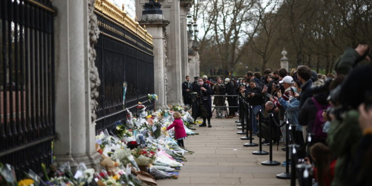 Πρίγκιπας Φίλιππος: Θρήνος στη Βρετανία – Κανονιοβολισμοί και ενός λεπτού σιγή