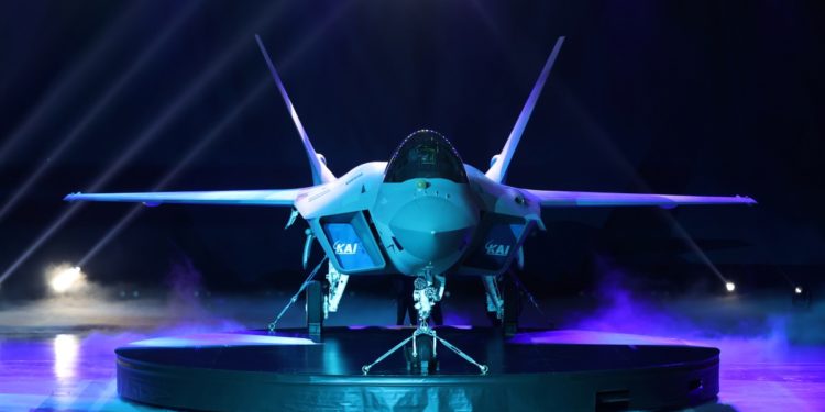 KF-21: Αποκαλυπτήρια για το μαχητικό που θέλει να κοντράρει τα F-35 [pics, vid]