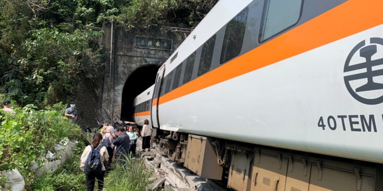 Ταϊβάν: Δεκάδες νεκροί από τον εκτροχιασμό τρένου μέσα σε τούνελ