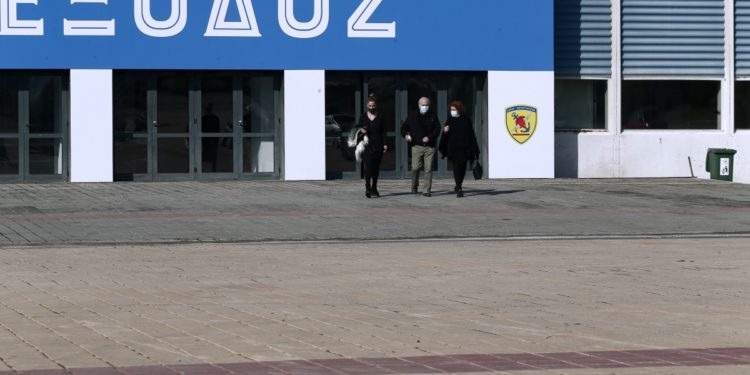 Βρετανική έρευνα: Έστω και μία δόση του εμβολίου μειώνει στο μισό τον κίνδυνο μετάδοσης κορονοϊού στο ίδιο σπίτι