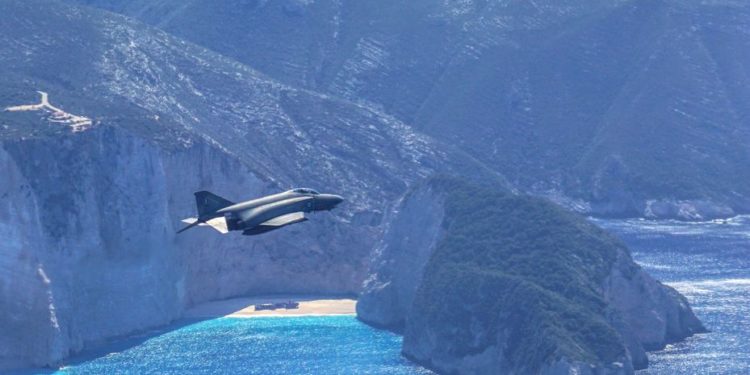 ΓΕΑ: Πτήση του Αρχηγού με F-4 πάνω από το Ναυάγιο στη Ζάκυνθο – Επίσκεψη του Διοικητή των Αεροπορικών Δυνάμεων της Αιγύπτου [pics]