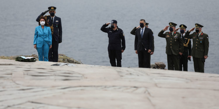 Σακελλαροπούλου από 130 ΣΜ: Δεν απειλούμε, δεν δεχόμαστε απειλές – Η υπόκλιση στο μνημείο του Υποσμηναγού Σιαλμά [pics]