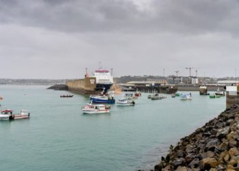 Τζέρσεϊ: Σε θέσεις «μάχης» αλιείς και πολεμικά σκάφη Βρετανίας και Γαλλίας