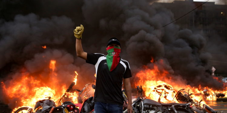 Κολομβία: Ο πρόεδρος Ιβάν Ντούκε κατεβάζει τον Στρατό απέναντι στους διαδηλωτές