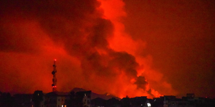 Κονγκό: Κοκκίνισε ο ουρανός από την έκρηξη ηφαιστείου [pics]