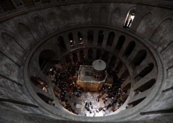 Ιερουσαλήμ: Τελετή αφής του Αγίου Φωτός – Πλήθος πιστών χορεύει και ψέλνει χωρίς μάσκες και αποστάσεις (video)