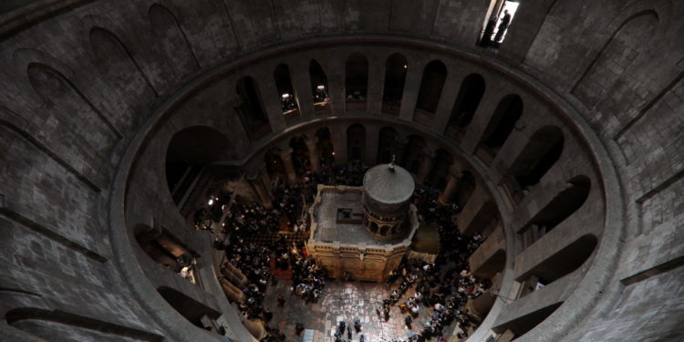 Ιερουσαλήμ: Τελετή αφής του Αγίου Φωτός – Πλήθος πιστών χορεύει και ψέλνει χωρίς μάσκες και αποστάσεις (video)