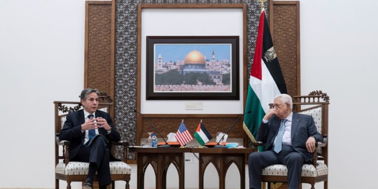 Μπλίνκεν: Επιχειρεί να «ξαναχτίσει» τη σχέση με τους Παλαιστίνιους και να «προστατέψει» το Ισραήλ