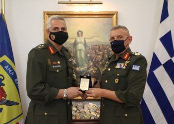 ΓΕΕΘΑ: Απονομή ευφήμου μνείας στον Ταξίαρχο επικεφαλής της ομάδας για μεταφορά και διανομή των εμβολίων