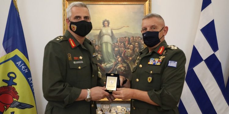 ΓΕΕΘΑ: Απονομή ευφήμου μνείας στον Ταξίαρχο επικεφαλής της ομάδας για μεταφορά και διανομή των εμβολίων