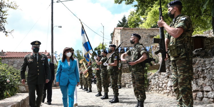 Η Κατερίνα Σακελλαροπούλου τίμησε τα θύματα της Σφαγής της Χίου [pics]