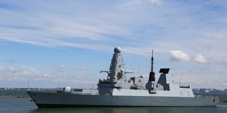 HMS Defender: «Fake news τα ρωσικά πυρά κατά τoυ αντιτορπιλικού» λένε οι Βρετανοί