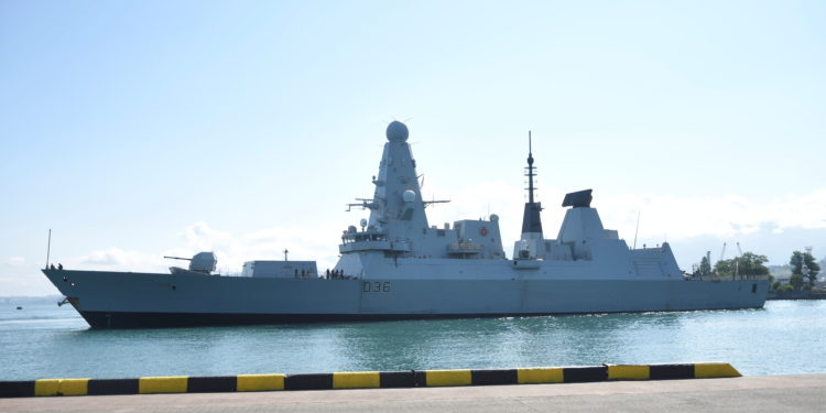 HMS Defender: Αδιανόητη «γκάφα» των Βρετανών – Βρήκαν απόρρητα έγγραφα σε στάση λεωφορείου