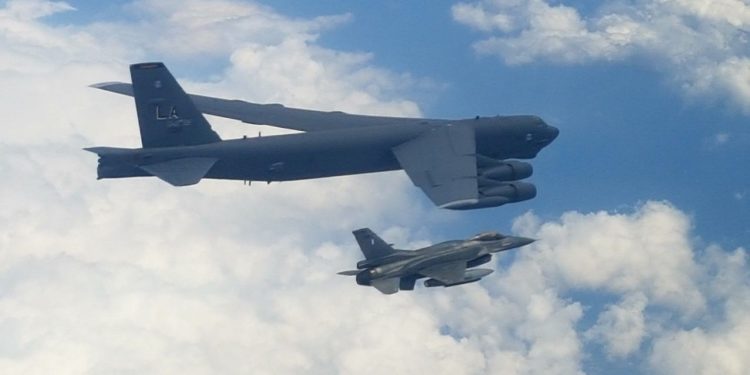 «Σκιά» του θηριώδους βομβαρδιστικού B-52 τα ελληνικά F-16